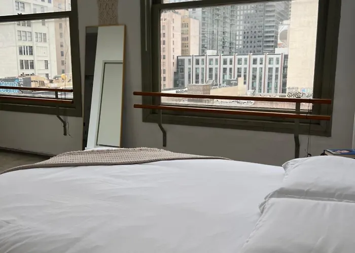 Historic Downtown La Loft - Urban Charm